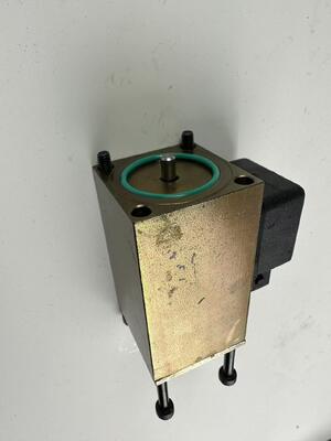 0009736081 katup solenoid Linde Reach Stacker Bagian